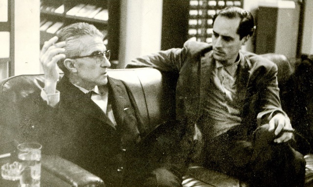 Foto de  Blas de Otero junto al poeta y ensayista Roberto Fernández Retamar, Sala Circulante, 20 de febrero de 1964. Colección especial de fotografías BNJM.